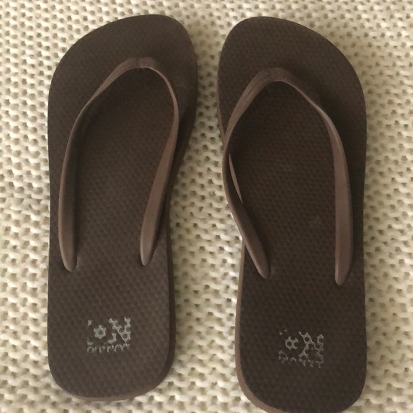 old navy flip flop sandals